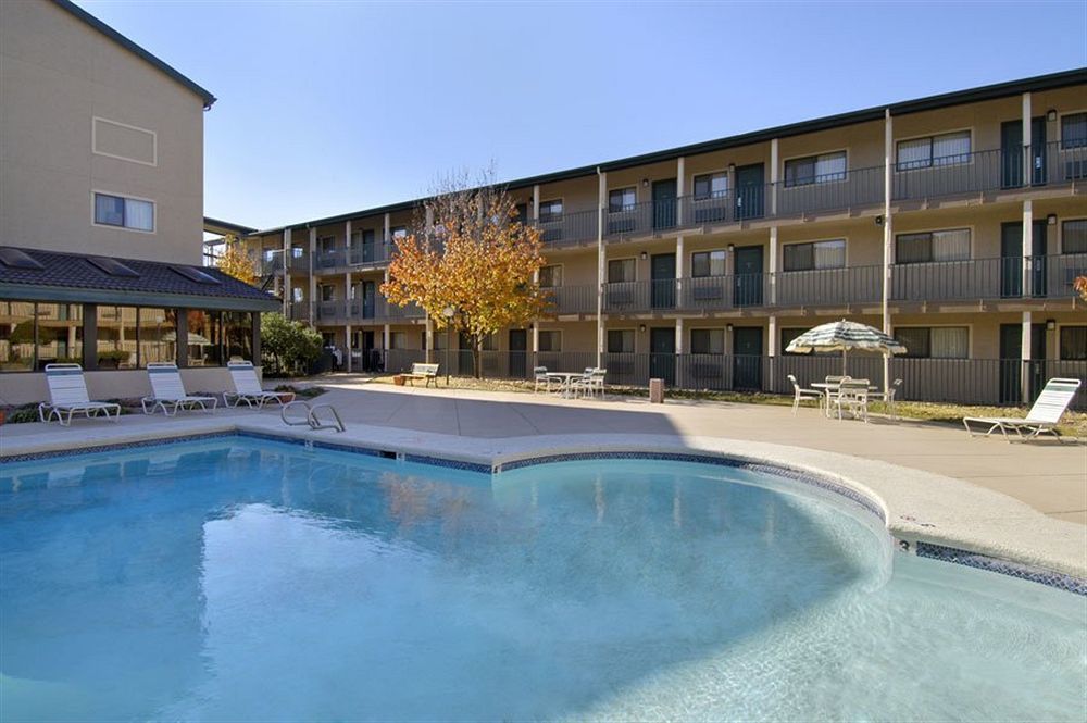 Howard Johnson Tulsa Exterior photo